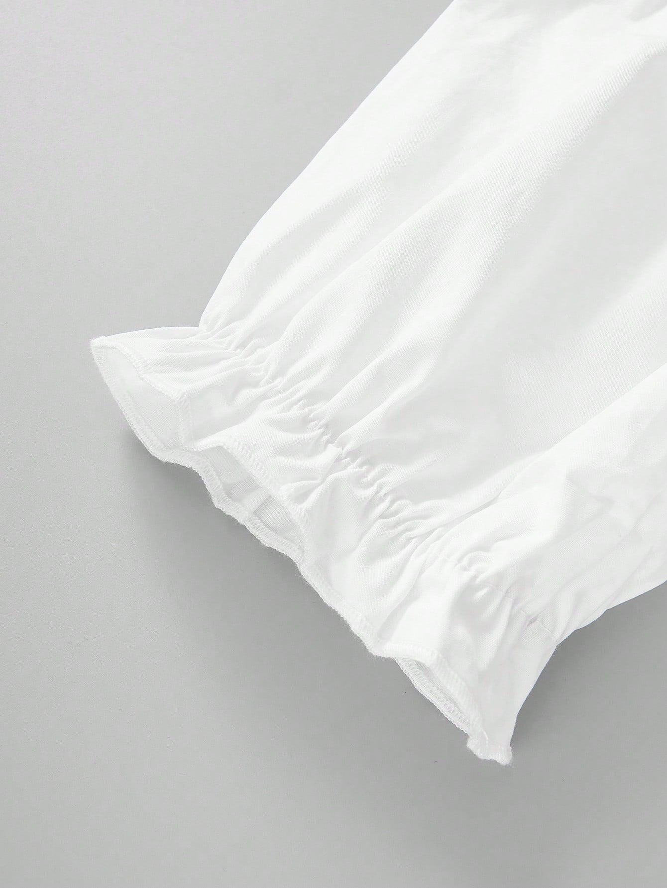 Puff sleeve ruffled cuff detail