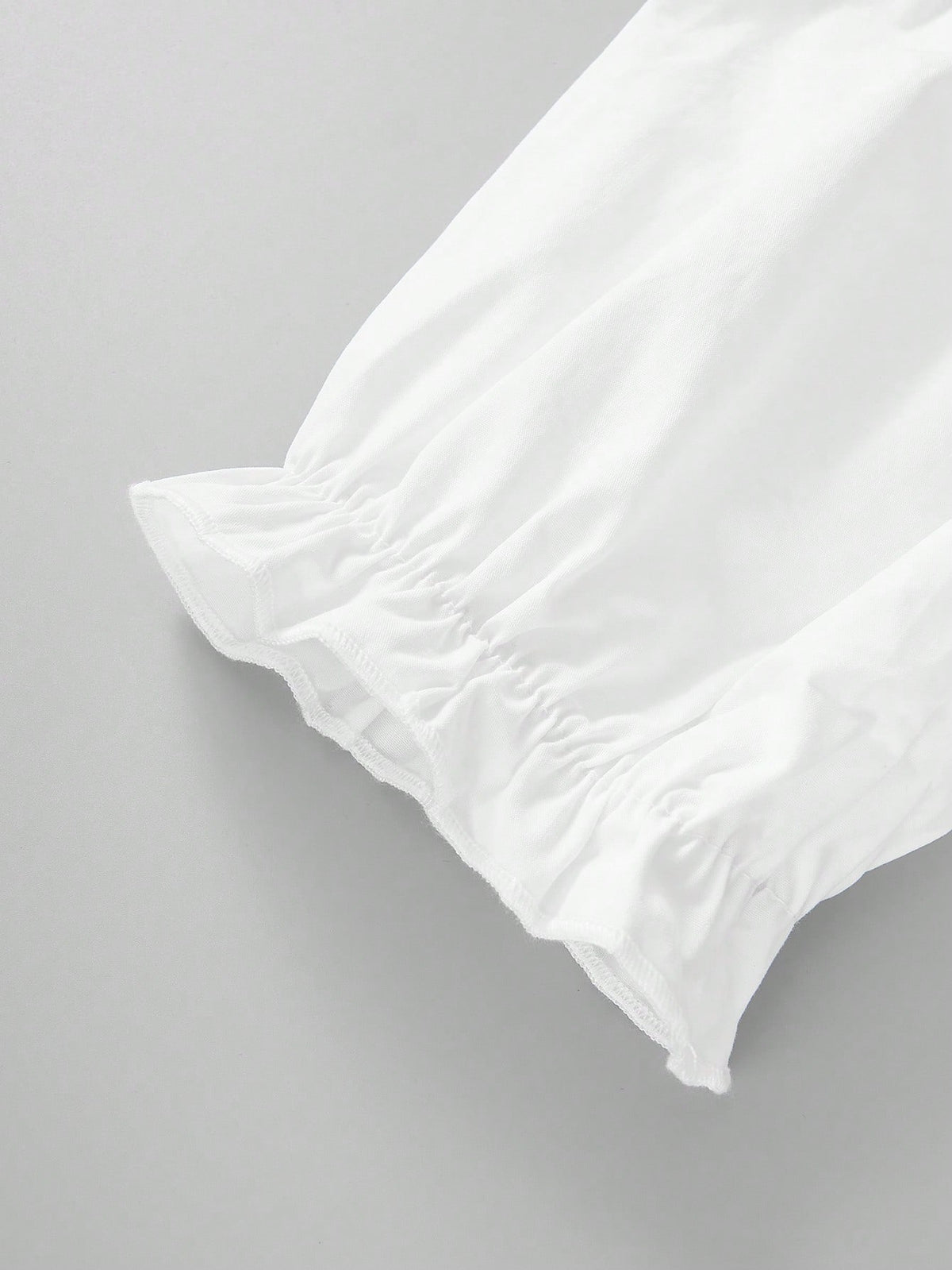 Puff sleeve ruffled cuff detail