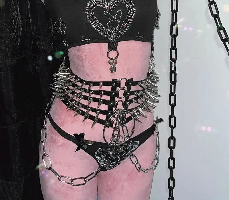 Harness belt styled with a black top