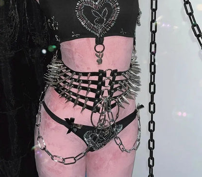 Harness belt styled with a black top