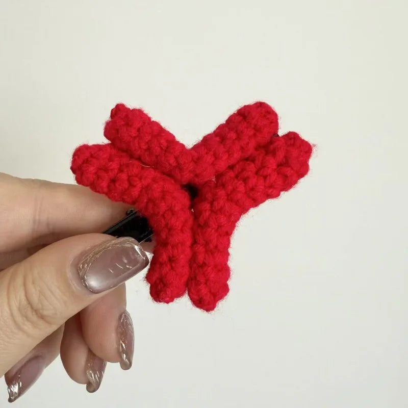 Crochet anger mark clip held in hand
