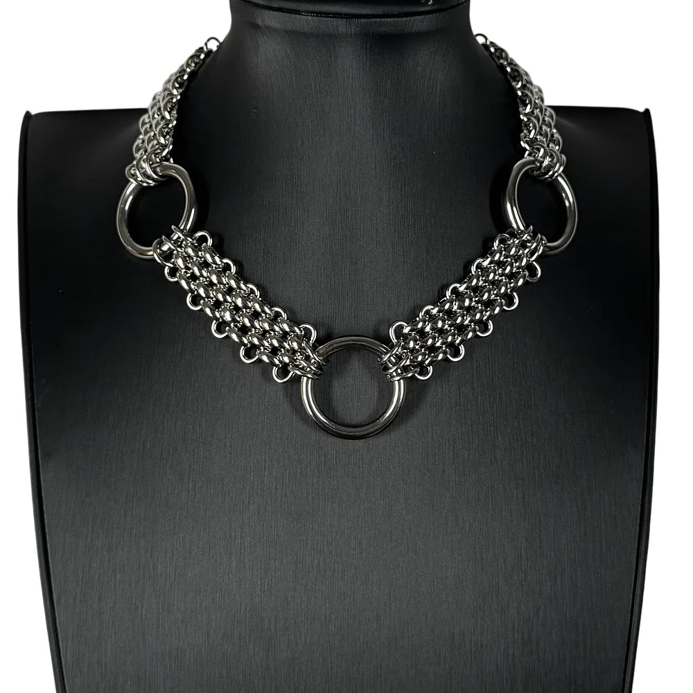 Detail of the triple-row chainmail links and side rings