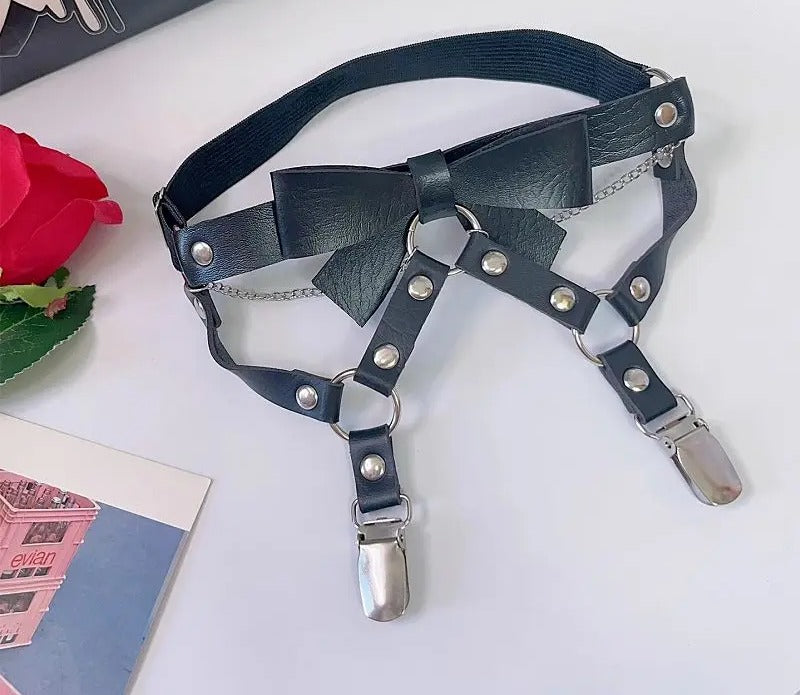 Bow Rite finish - sculpted vegan leather bow, O-ring and chain
