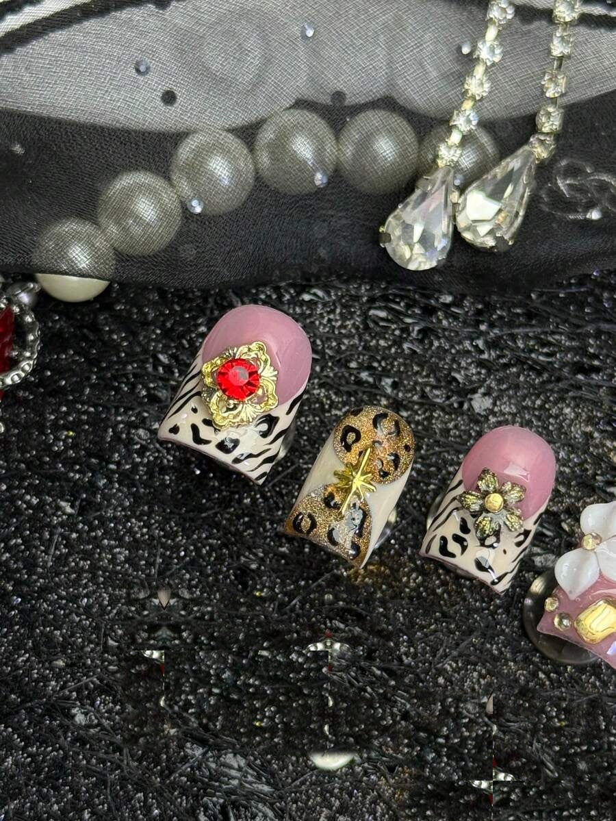 Champagne Safari press-on nails, close detail of the gold starburst charm